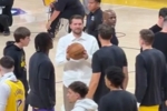 身穿白衬的东契奇在暂停时向队友要球拍一拍 ESPN：他想打球😔