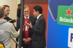 相互尊重！赛后巴黎主席纳赛尔与拜仁CEO德雷森拥抱致意