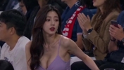 紫衣美女在巴黎和阿森纳的欧冠决赛上演绝杀！AI做的美女真漂亮