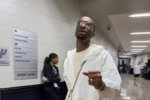 西决来了！NBA官方晒亚历山大入场：蛤蟆镜+小挎兜 步伐相当自信