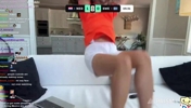 吧友喜欢吗？荷兰队进球后女球迷激动坏了