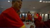 中国男篮赛后更衣室！王俊杰面对镜头害羞~廖三宁：中国人能飞！